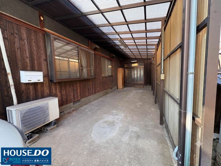 ※AIで家具等除去済
【雨の日も安心!頼もしい屋根付き物置&裏玄関】
雨から荷物を守る屋根付きの屋外スペース!奥には便利な裏玄関があり、お買い物帰りや泥汚れのあるお子様の帰宅時にも大活躍♪