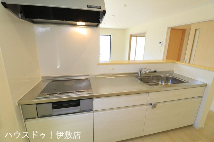 大明丘３丁目 中古戸建 【キッチン】
ステンレス製のワークトップで傷になりにくく、耐久性があります