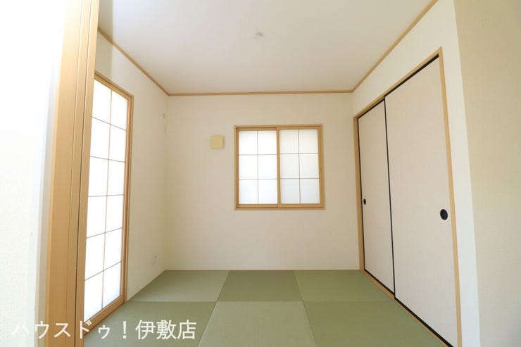 大明丘３丁目 中古戸建 【和室5帖】
廊下側とリビング側の2方向から出入りできるので客間としても使用可能です