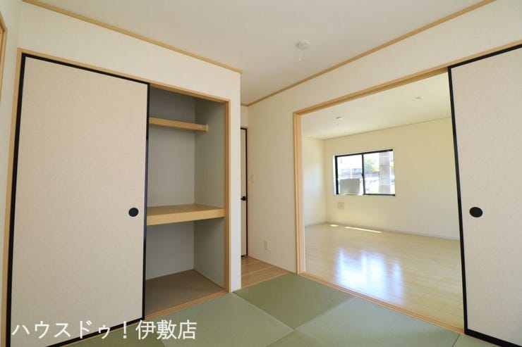 大明丘３丁目 中古戸建 【和室5帖】
客間やキッズスペースなど、ライフスタイルに合わせてマルチに使える5帖の和室。扉を開ければリビングと一体化し、より広々とした空間に！