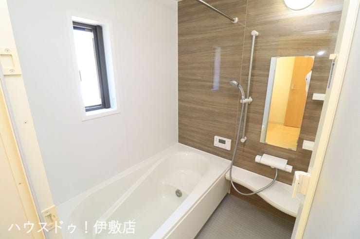 大明丘３丁目 中古戸建 【浴室】
木目調のアクセントパネルが温かみをあたえてくれる浴室。
浴室乾燥機付きで浴室内や洗濯物もしっかり乾きます