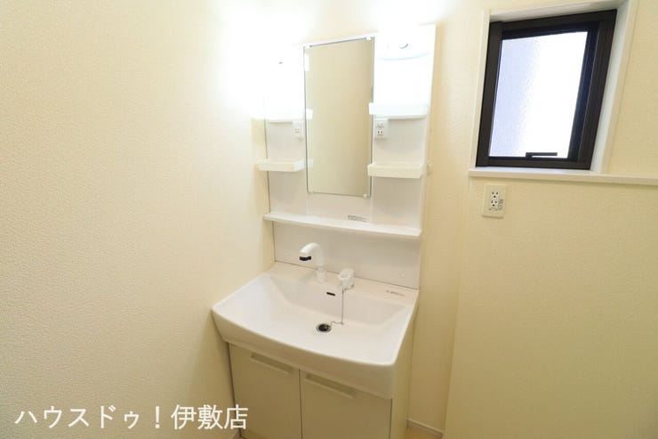 大明丘３丁目 中古戸建 【洗面台】
白く清潔な洗面台は一日のはじまりのスイッチを入れるのにピッタリなスペース。