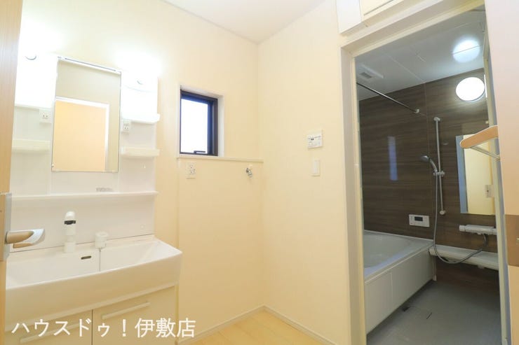 大明丘３丁目 中古戸建 【洗面所】
窓付きの洗面所ですぐに自然換気が可能です