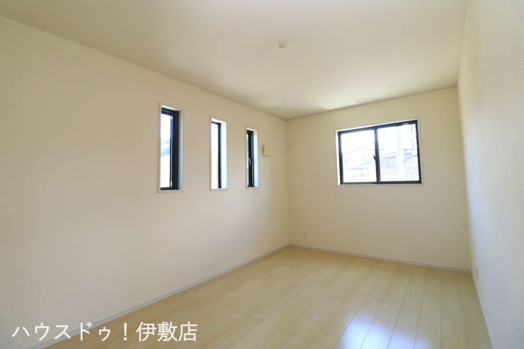 大明丘３丁目 中古戸建 【2F洋室7.5帖】
主寝室におすすめのゆとりある7.5帖の洋室。ダブルベッドを置いても余裕のある広さです。2面の窓から光が差し込む明るい室内で、ゆっくりお休みいただけます。