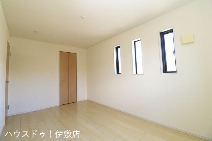 大明丘３丁目 中古戸建 【2F洋室7.5帖】
3つのスリット窓がお部屋のアクセントに！デザイン性のある7.5帖の洋室です。リフォーム済みで内装も美しく、ご夫婦のプライベート空間として心地よく過ごせます。