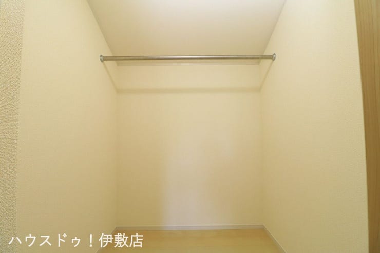 大明丘３丁目 中古戸建 【納戸】
ハンガーパイプ付きでかける収納が可能です！広々としており季節のものも収納できます