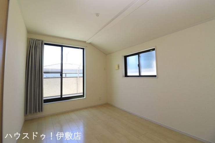 大明丘３丁目 中古戸建 【2F洋室6帖】
バルコニーに面した明るい6帖の洋室。大きな窓から光が差し込む心地よい空間です。クローゼット完備で、子供部屋や趣味の部屋など多目的に使えます。