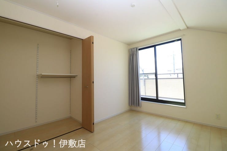 大明丘３丁目 中古戸建 【2F洋室6帖】
子供部屋にぴったりな6帖の洋室です。クローゼットは便利な可動棚付き！お子様の成長に合わせて高さを変えられ、おもちゃや服も綺麗に片付きます。