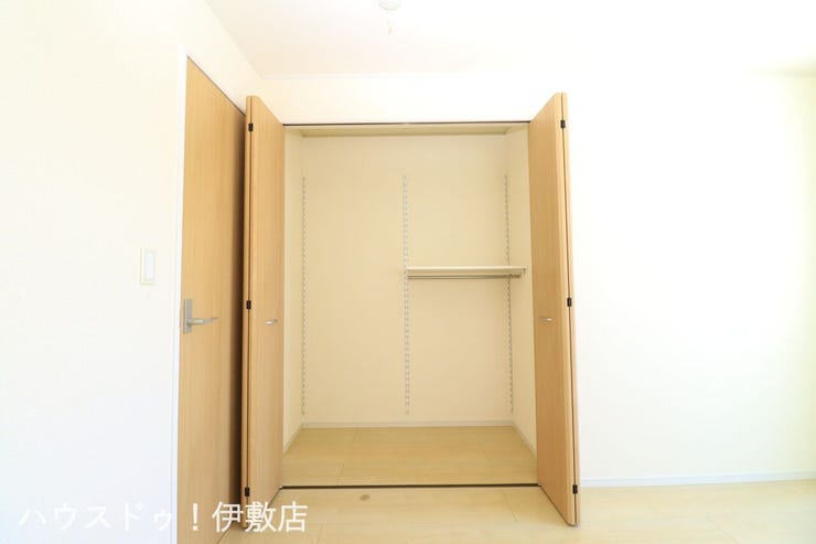 大明丘３丁目 中古戸建 【クローゼット】
可動棚付きでお好みの高さで収納できます
