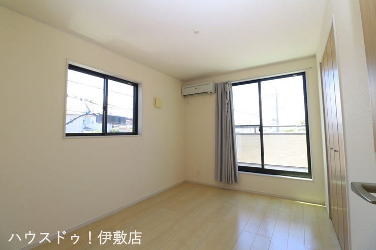 大明丘３丁目 中古戸建 【2F洋室6帖】
2方向に窓がついており、自然光が入りやすい洋室