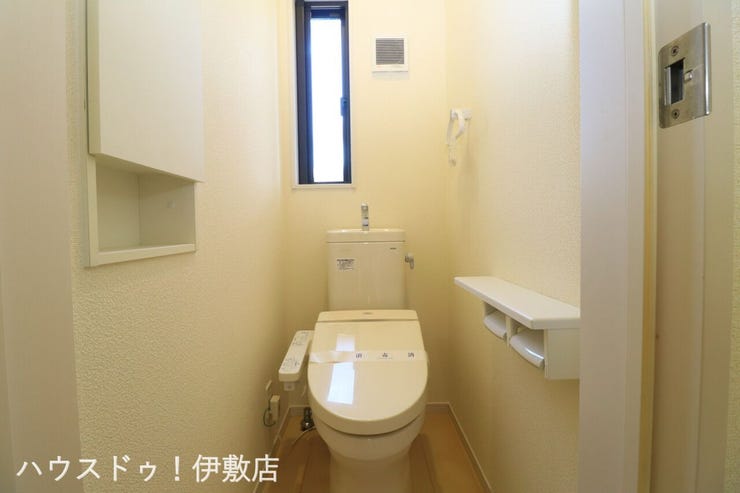 大明丘３丁目 中古戸建 【2Fトイレ】
2カ所に省エネ仕様のトイレ！2階から階段を降りなくてもいいので、お部屋からの移動が短縮できます。