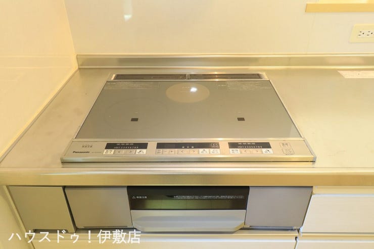 大明丘３丁目 中古戸建 【IHクッキングヒーター】
火を使わないので、小さなお子様にも安心♪お手入れもさっとひと吹きです。
