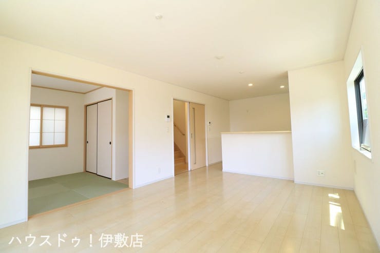 大明丘３丁目 中古戸建 【リビング】
LDK16帖に5帖の和室が隣接！扉を開放すれば21帖の広々空間に。キッチンからお子様の様子も見守れる安心の間取りです。