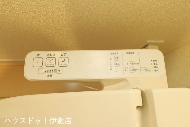 大明丘３丁目 中古戸建 【温水洗浄便座】
寒い冬の日にもヒヤッとせずおしりを温かく包んでくれる暖房便座。今ではなくてはならない設備。