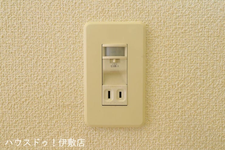大明丘３丁目 中古戸建 【フットライト】
トイレ付近の廊下についており、夜暗い中トイレに行くと足元を照らしてくれます