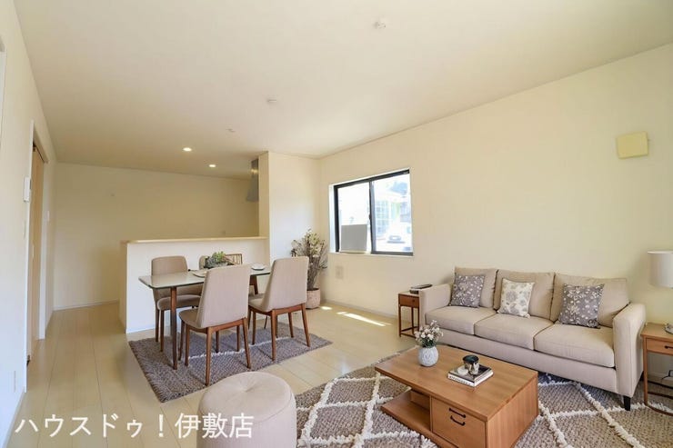 大明丘３丁目 中古戸建 【リビング】
クロス張替等のリフォーム済で室内ピカピカ！カウンターキッチン越しに会話が弾む、ご家族みんなでゆったりくつろげる団らん空間です。
※イメージにつき、家具、家電は価格に含まれません