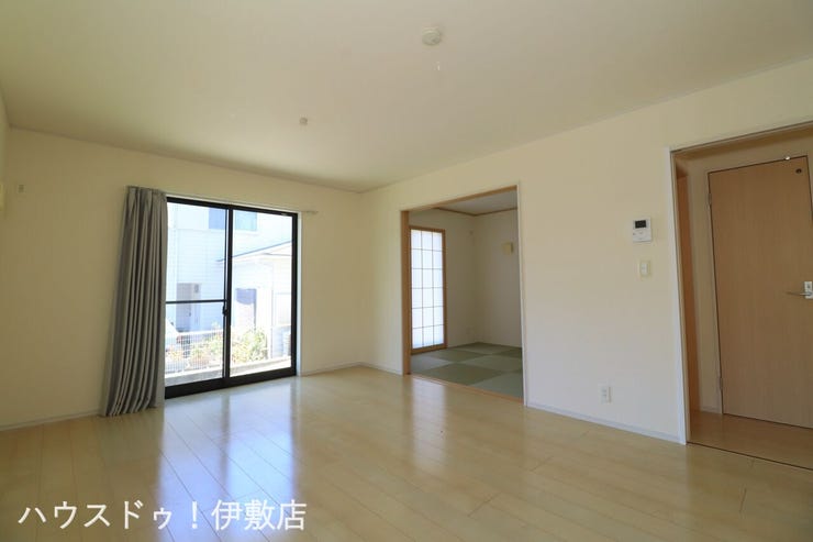 大明丘３丁目 中古戸建 【リビング】
隣接する5帖の和室は、お子様のお昼寝や遊び場に大活躍！家事をしながらリビング全体を見渡せる人気のカウンターキッチンです。