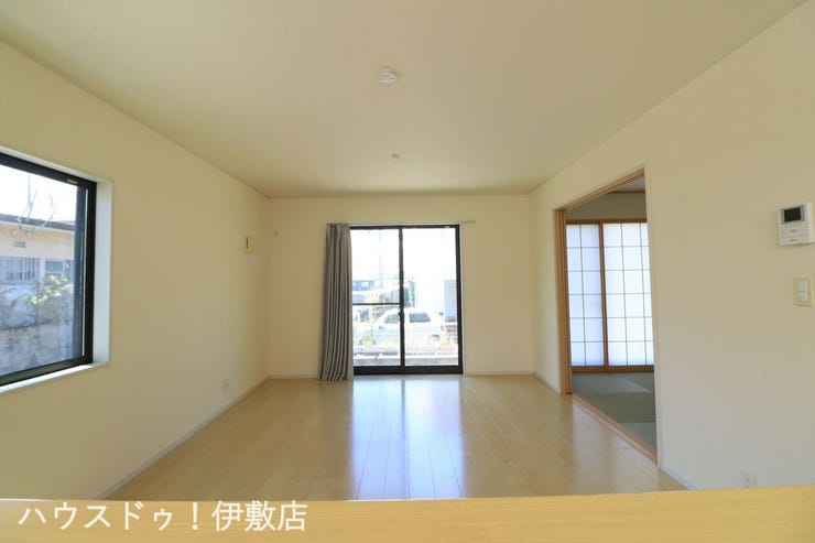 大明丘３丁目 中古戸建 【リビング】
陽光が差し込む明るい16帖のLDK。続き間の和室は来客時にも重宝します。どんな家具にも合わせやすいナチュラルな内装も魅力です。