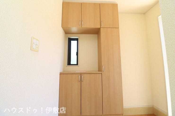 大明丘３丁目 中古戸建 【玄関】
高さのあるシューズボックス付き！家族みんなの靴などを収納できます