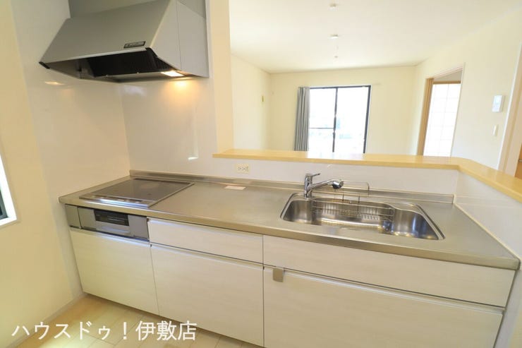 大明丘３丁目 中古戸建 【キッチン】
カウンターキッチンで家族の笑顔を見ながら調理できます