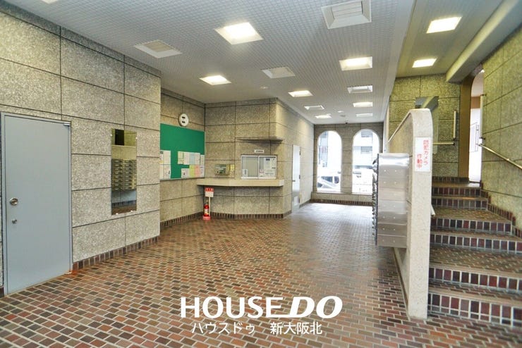 ■落ち着いた雰囲気の広々としたエントランスロビー!管理窓口や防犯カメラも設置されており、日々の暮らしに安心感を与えてくれる共用スペースです!