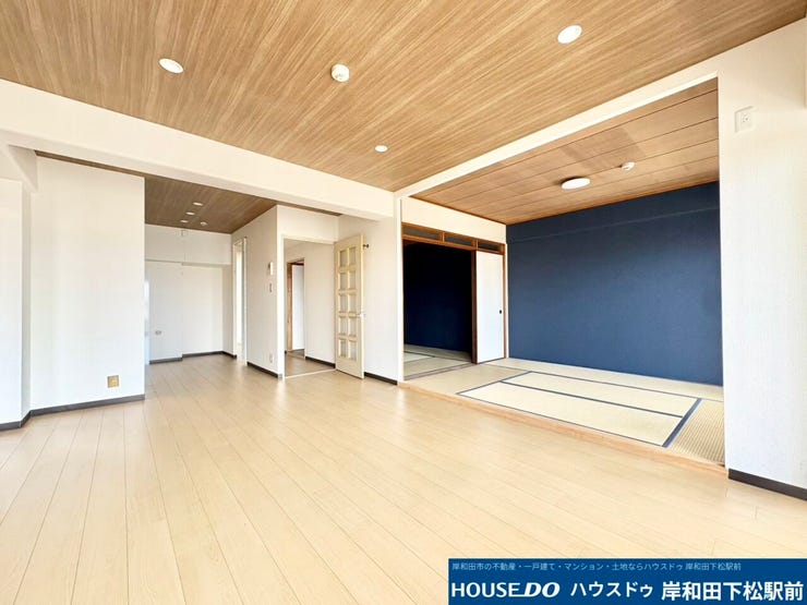 リビングとつながる落ち着いた色合いの畳スペースが魅力的な同型写真です♪和のくつろぎと洋の快適さが調和した開放的な空間が広がり、ご家族みんながゆったりとリラックスして過ごせる素敵な間取りです!