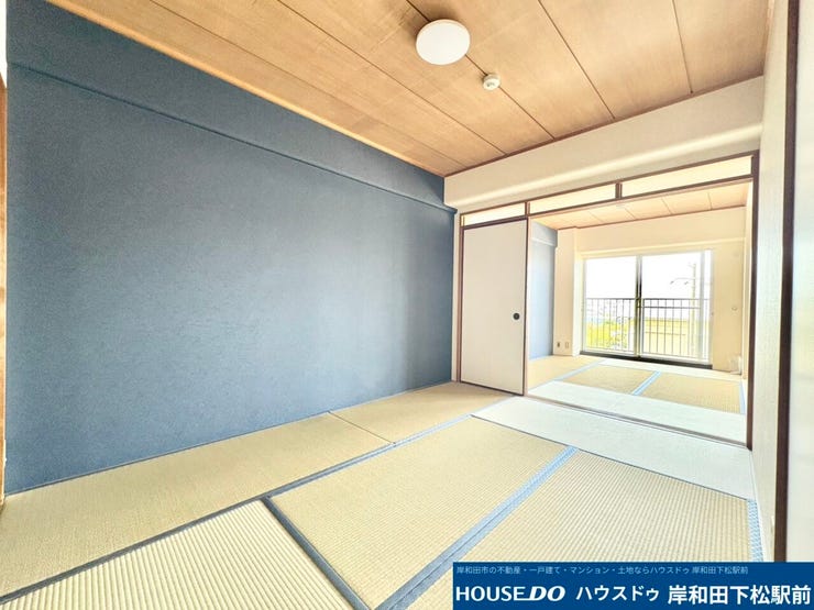 落ち着いた色合いのアクセントクロスが映える風情ある和室です♪イ草の香る心地よい空間が広がり、客間や小さなお子様の遊び場としても大活躍します。たっぷりの陽光も差し込み、心からリラックスできるお部屋です!