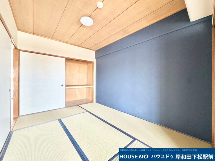 落ち着いたダークカラーのアクセントクロスがモダンな雰囲気を演出する和室です♪収納力のある押入れも備わっており、お部屋をすっきりと保てます。イ草の香る心地よい空間で、心からリラックスして過ごせます!