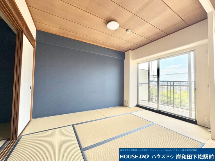 窓からたっぷりの陽光が差し込む明るく開放的な和室です♪心地よいイ草の香りに包まれながら、心からリラックスしてお過ごしいただけます。客間やご家族のくつろぎのスペースとしても大変おすすめな空間です!