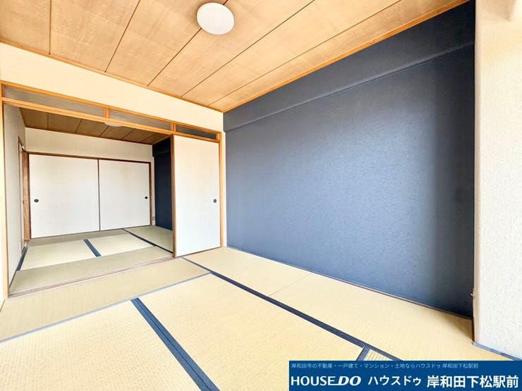 シックなアクセントクロスが引き立つ落ち着いた雰囲気の和室です♪奥には収納力のある押し入れも備わっており、お部屋をすっきりと保てます。イ草の香る心地よい空間で、心からリラックスして過ごせます!