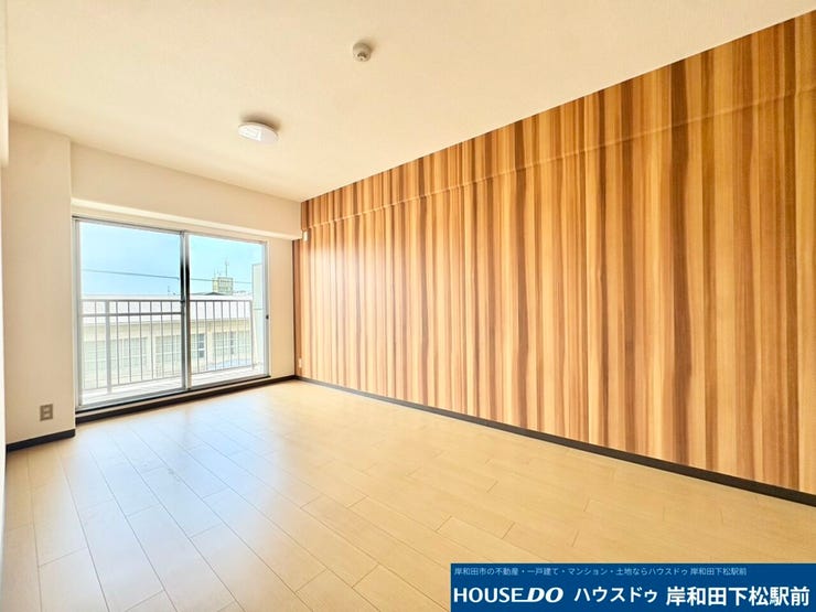 温かみのある木目調のデザインクロスが印象的な明るく開放的な洋室です♪大きな窓からたっぷりの心地よい陽光が差し込みます。プライベートな時間をゆったりと快適にお過ごしいただける素敵なお部屋です!