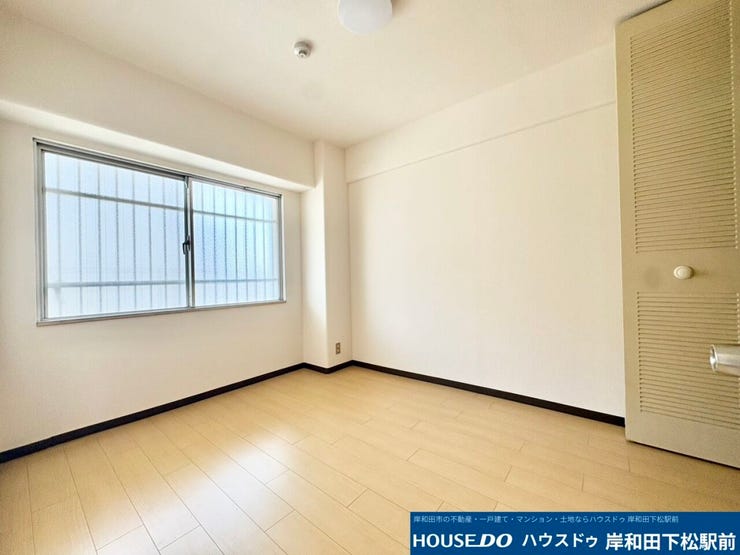 明るい自然光が差し込むシンプルな洋室です♪便利なクローゼット収納を備えており、お部屋をすっきりと保てます。家具の配置がしやすいレイアウトで、自分好みの快適なプライベート空間を作っていただけます!