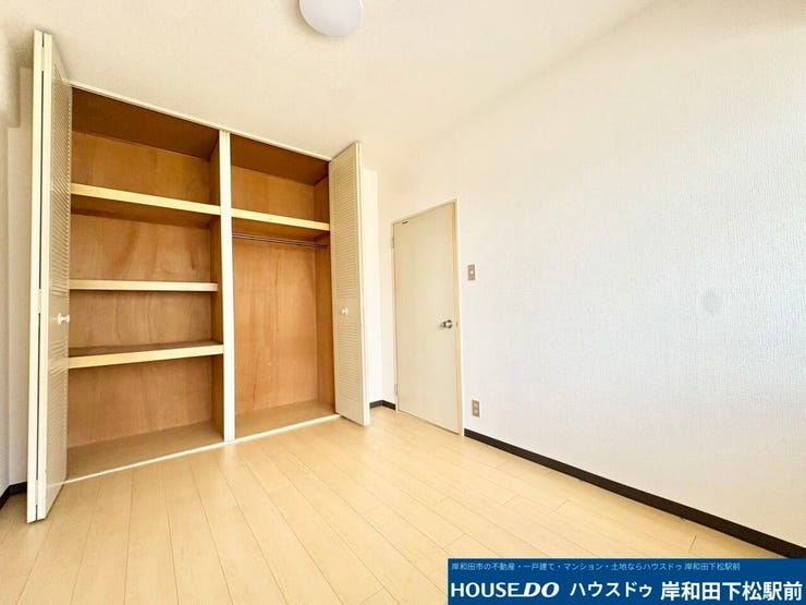 収納力抜群のクローゼットを備えた使い勝手の良い洋室です♪棚付きで荷物もすっきりと整理整頓でき、お部屋を広々とお使いいただけます。明るくシンプルな内装で、自分好みの快適な空間づくりを楽しめます!
