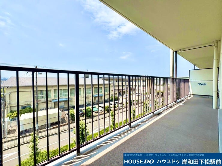 開放感あふれる広々としたバルコニーです♪たっぷりの心地よい陽光と爽やかな風が吹き込み、お洗濯物もよく乾きます。見晴らしも良好で、毎日の生活に心地よいリフレッシュの時間を与えてくれるスペースです!