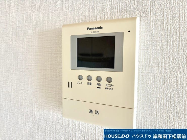 来訪者の顔を確認できる安心のモニター付きインターホンです♪室内からしっかりと安全をチェックできるため、女性の方でも安心です。毎日の暮らしを安全で快適にサポートしてくれる必須の設備です!