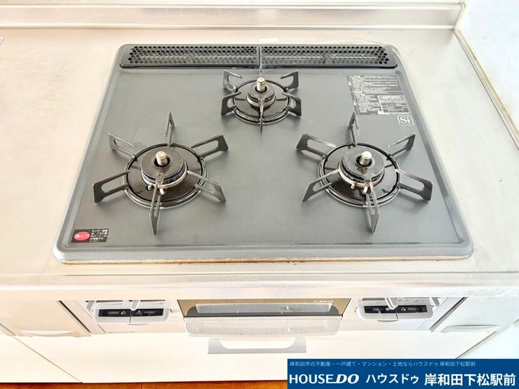 複数口のコンロを備えた機能的なシステムキッチンのガスコンロです♪同時に複数の調理ができるため、お料理の効率がぐっと上がります。お手入れもしやすく、毎日の美味しいお料理作りを快適にサポートします!