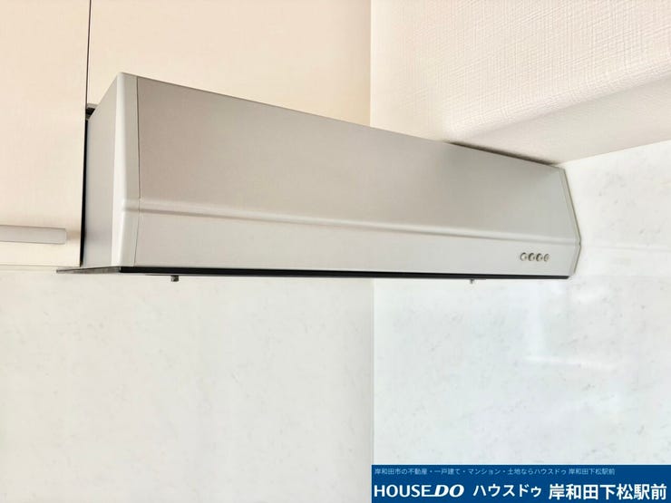 すっきとしたデザインのキッチンのレンジフードです♪調理中のにおいや煙をしっかりと吸い取り、お部屋をいつもクリーンで快適に保ちます。お手入れもしやすく、毎日の楽しいお料理をサポートする便利な設備です!