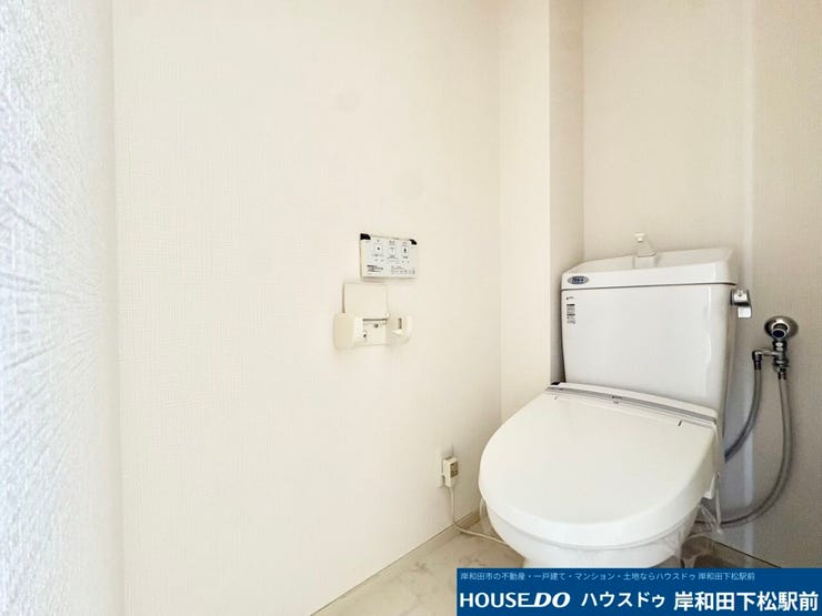 清潔感あふれる使い勝手の良いトイレです♪すっきりとシンプルなデザインで落ち着いた空間となっており、毎日の生活を快適にサポートします。お手入れもしやすく、いつでも気持ちよくお使いいただけます!