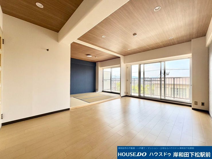 たっぷりの心地よい陽光が差し込む明るく開放的なリビングです♪ご家族みんながゆったりとくつろげる広々とした空間が広がり、毎日の団らんの時間を心地よく彩ります。インテリアのレイアウトもしやすいです!