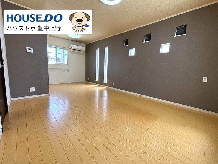 【外観】
【LDK】
アクセントクロスが空間を引き締める約18.5帖のリビング。窓が多く、自然光がふわっと入る明るい居心地の良い空間です。