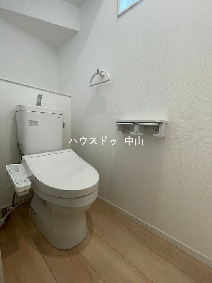 \清潔感あふれる洗浄便座付きトイレ/
1階に配置された使いやすい設計。快適な機能性と落ち着いた空間で、毎日の暮らしをさりげなく支えます。