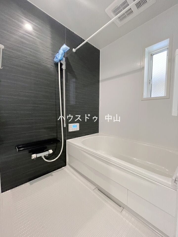\一日の疲れを癒すバスルーム/
ゆったりとくつろげる浴室空間。清潔感のあるデザインと快適な設備で、毎日のバスタイムを心地よいひとときに。