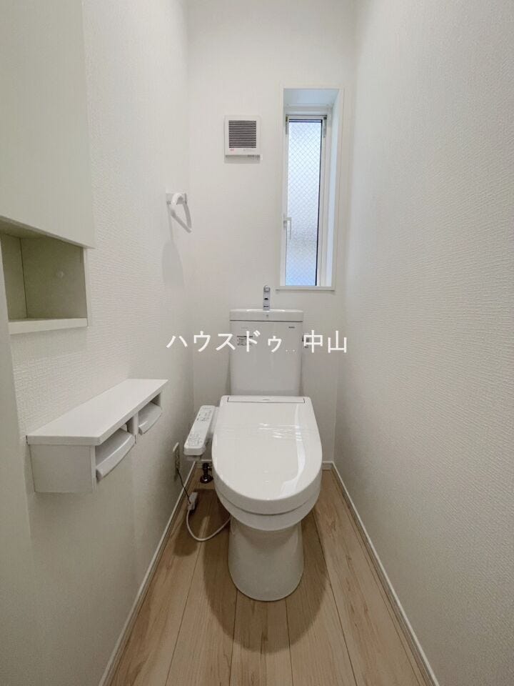 \2階にも快適な洗浄便座付きトイレ/
朝の忙しい時間帯も混み合いにくく、使い勝手の良い設計。清潔感のある空間で、毎日の暮らしをより快適に支えます。
