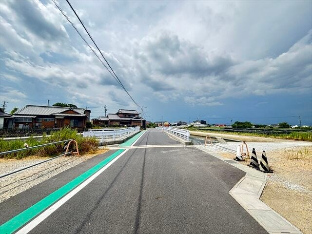 車がすれ違うには厳しい道幅ですが、車はスピードを抑えて走行するので、お子様にも安全な道幅となっています。