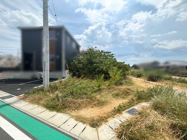 西側公道に接した現地です。前面道路との高低差も少なく、現地の広さや建物配置をイメージしながらご見学いただけます。