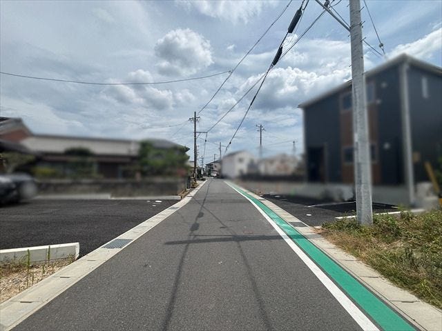 車がすれ違うには厳しい道幅ですが、車はスピードを抑えて走行するので、お子様にも安全な道幅となっています。