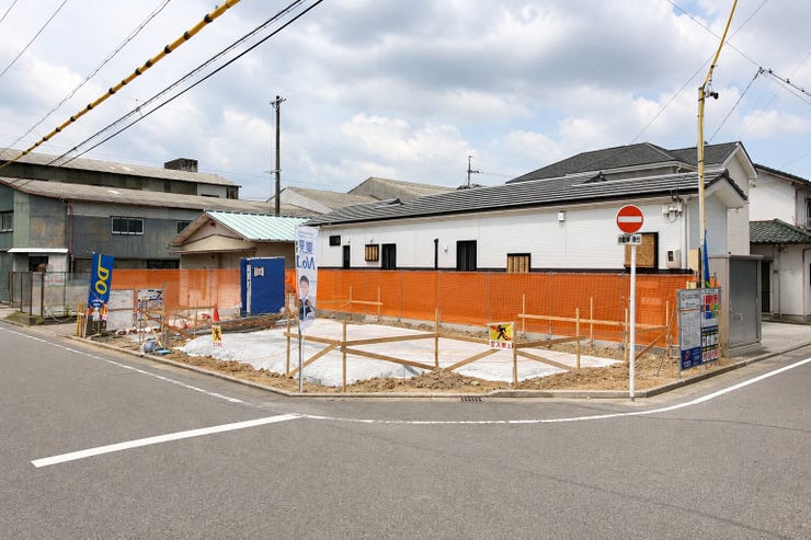 【外観】
小学校まで徒歩約10分のため小さなお子様の通学も安心です。スーパー・コンビニ・ドラックストアが徒歩圏内にあり、周辺環境も大変充実しております。