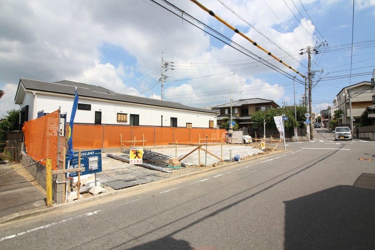小学校まで徒歩約10分のため小さなお子様の通学も安心です。スーパー・コンビニ・ドラックストアが徒歩圏内にあり、周辺環境も大変充実しております。