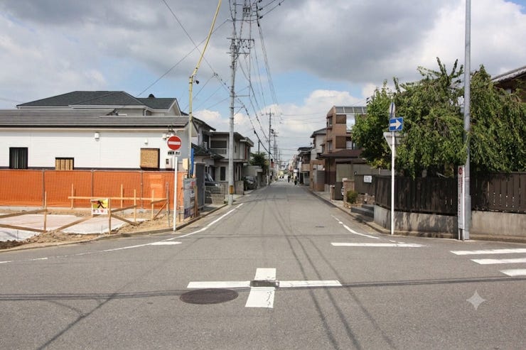*北側の前面道路*
ゆったり6m幅の前面道路で住宅街らしい落ち着きがあり、暮らしやすさを支えます。