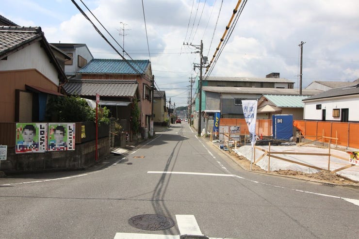 *東側の前面道路*
ゆったり6m幅の前面道路は広々しているので駐車がしやすいです。歩道も整備されているので安心ですね。